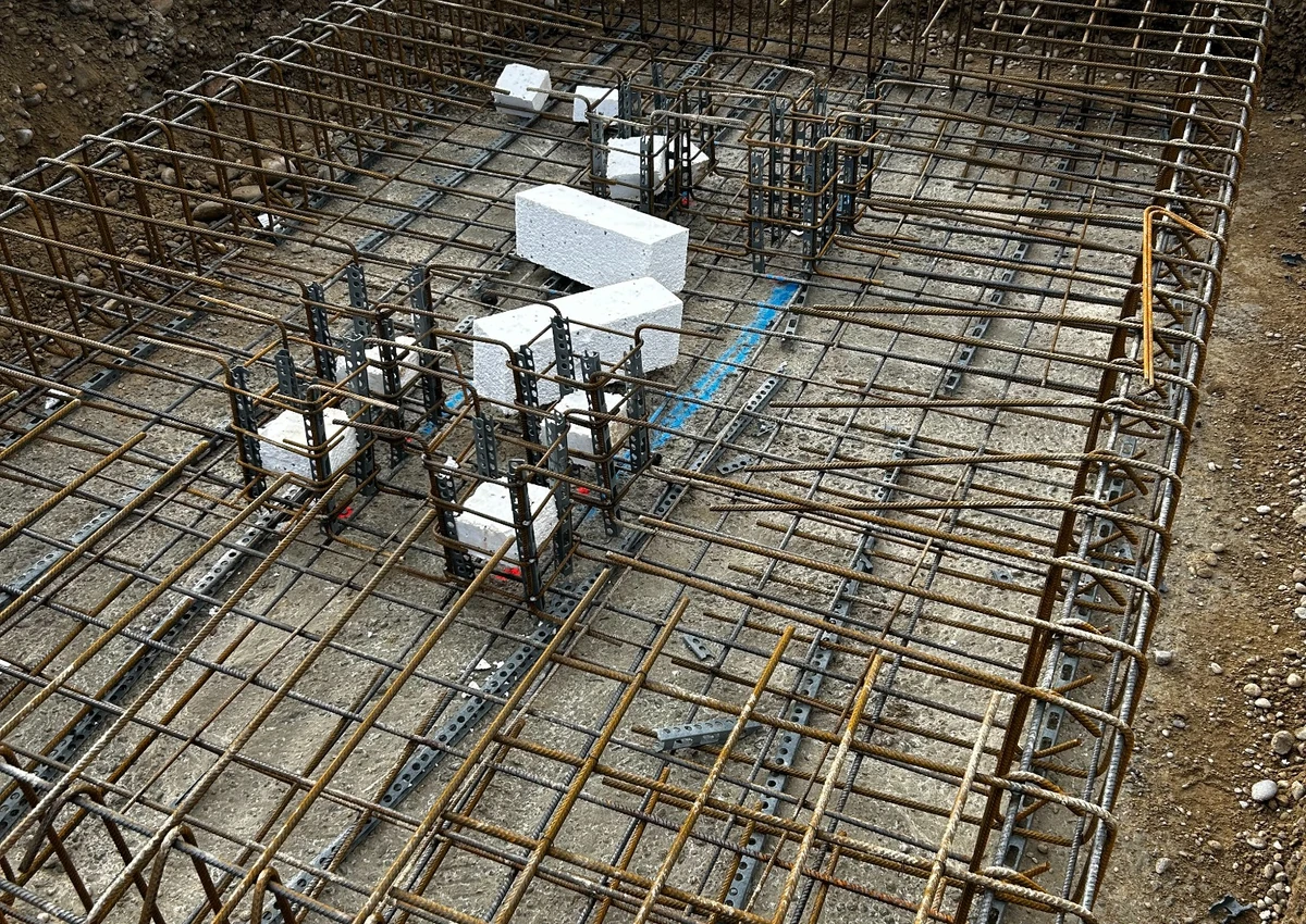 Fondation en béton armé d'une installation industrielle en carrière