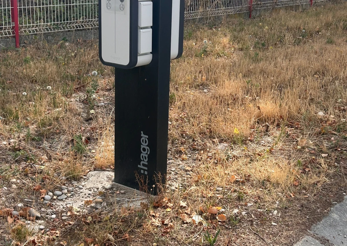 Borne de recharge Hager installée sur un site professionnel